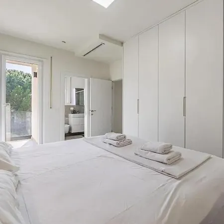 Exclusive Seaside Retreat ! *