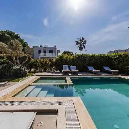 Exclusive Seaside Retreat ! *