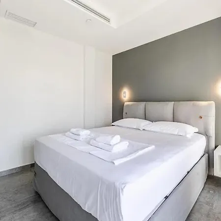 Exclusive Seaside Retreat ! *