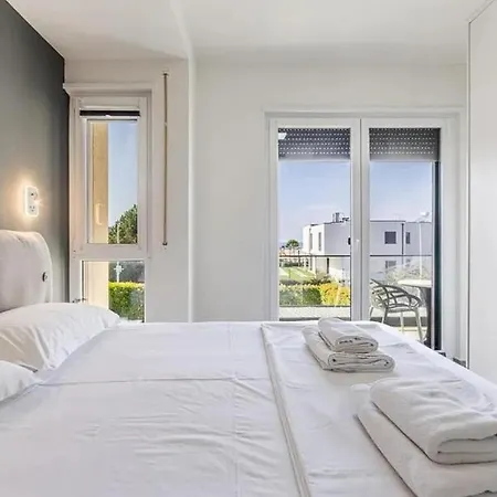 Exclusive Seaside Retreat ! Plazhi San Pietro
