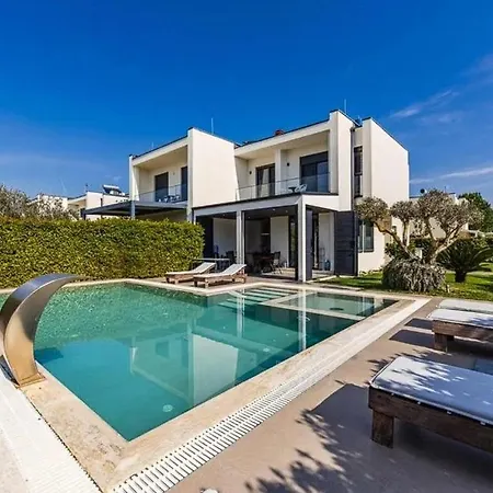 Exclusive Seaside Retreat ! Plazhi San Pietro