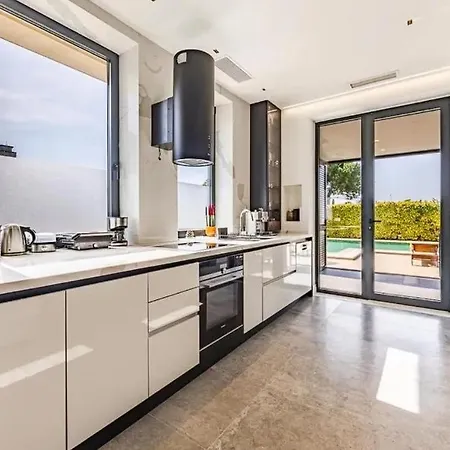 Exclusive Seaside Retreat ! *